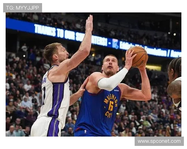 约基奇底线运球转身秀技艺精妙甩传助攻令人惊叹